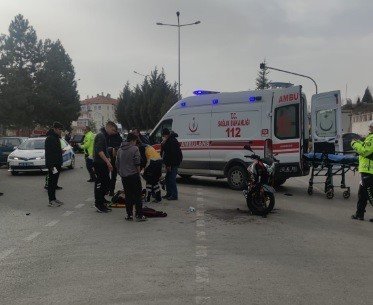 Tavşanlı’da Motosiklet İle Otomobil Çarpıştı: 2 Yaralı