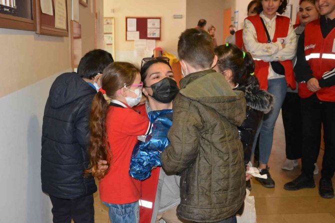 Kızılay’dan 3 Okuldaki 40 Öğrenciye ‘İ̇yilik Köprüsü’