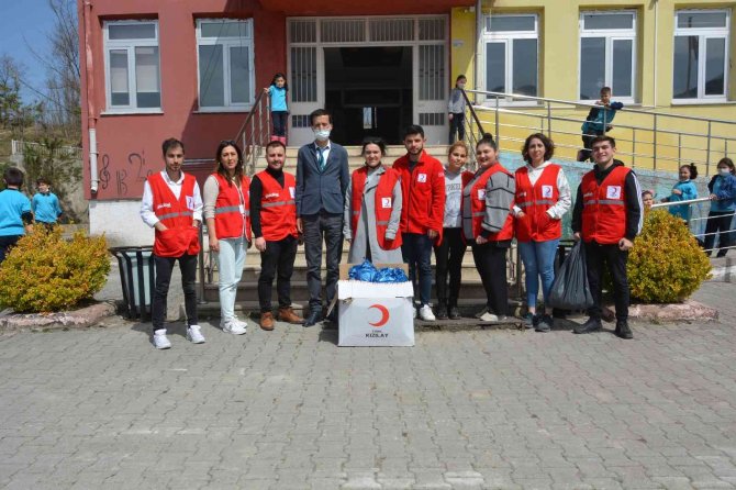 Kızılay’dan 3 Okuldaki 40 Öğrenciye ‘İ̇yilik Köprüsü’