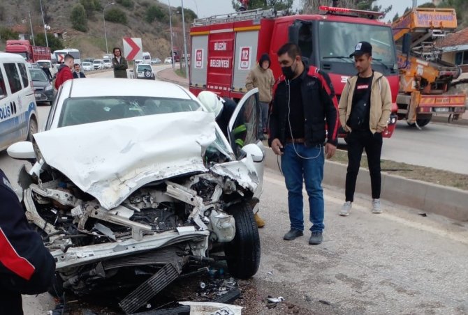Orta Refüjü Aşarak Karşı Şeride Geçen Çöp Kamyonu Dehşet Saçtı
