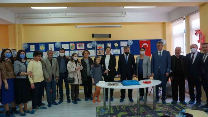 Öğrenciler Ellerinde Balonlar Ve Pankartlarla Otizme Dikkat Çekti