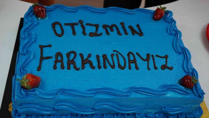 Öğrenciler Ellerinde Balonlar Ve Pankartlarla Otizme Dikkat Çekti