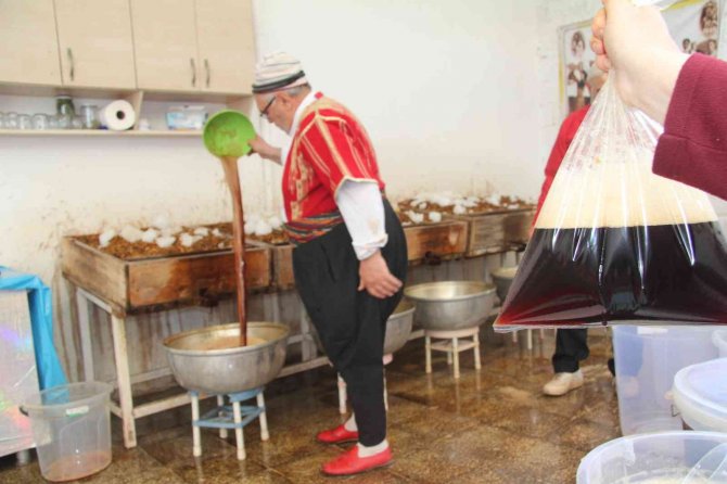 Ramazanın Vazgeçilmez İçeceği Meyan Şerbeti Mesaisi Başladı