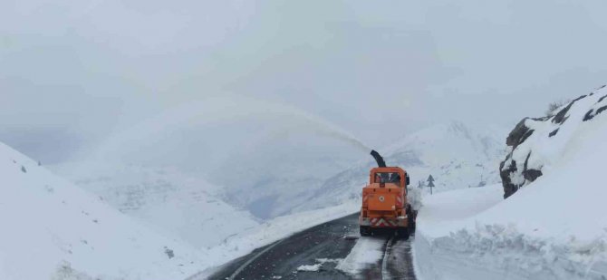 Kar Kalınlığının 5 Metreyi Bulduğu Tanin Tanin Geçidi’nde Yollar Ulaşıma Açık