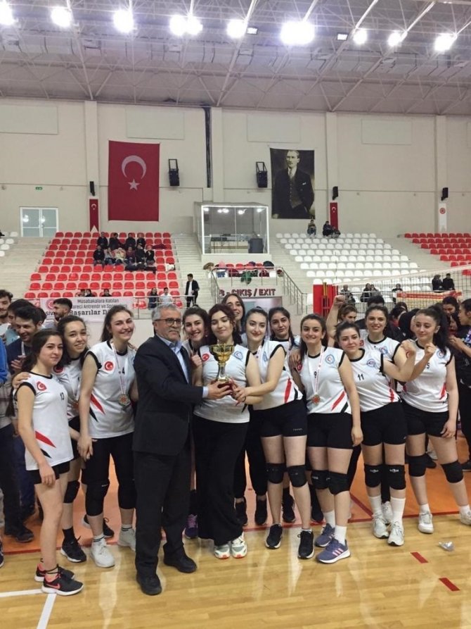 Fakülteler Voleybolda Rekabet Etti