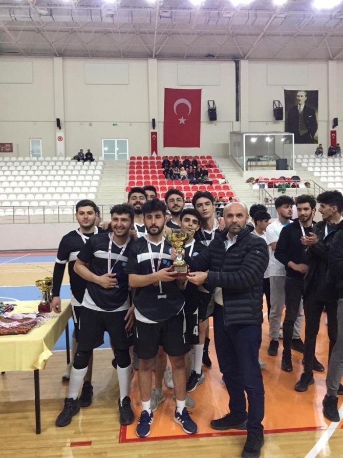 Fakülteler Voleybolda Rekabet Etti