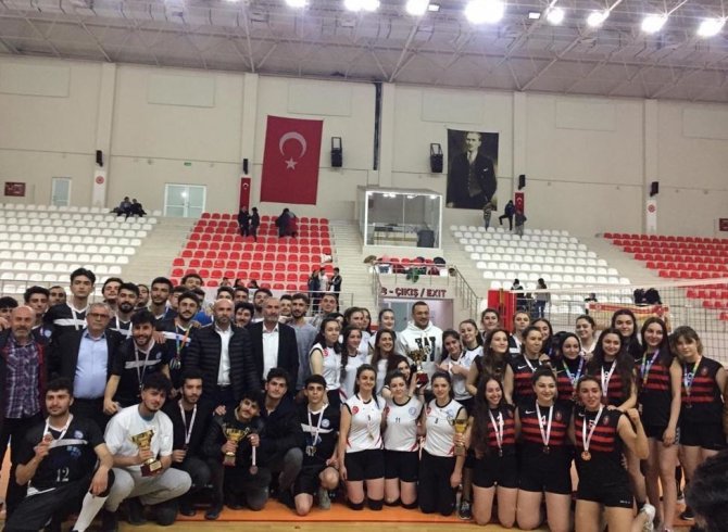 Fakülteler Voleybolda Rekabet Etti