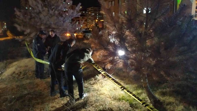 Eşini Ve Eşinin İlişkisi Olduğunu Düşündüğü Kişiyi Vurdu