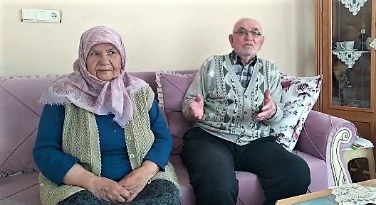 Ellerinde Büyüyen Küçük Kız, 40 Yıl Sonra Ortaya Çıkıp Uyku İlacıyla Kendilerini Soydu