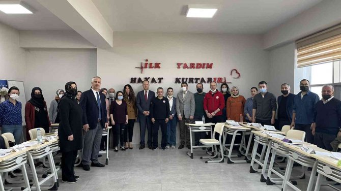 Öğretmenler İlk Yardım Eğitimi Alıyor