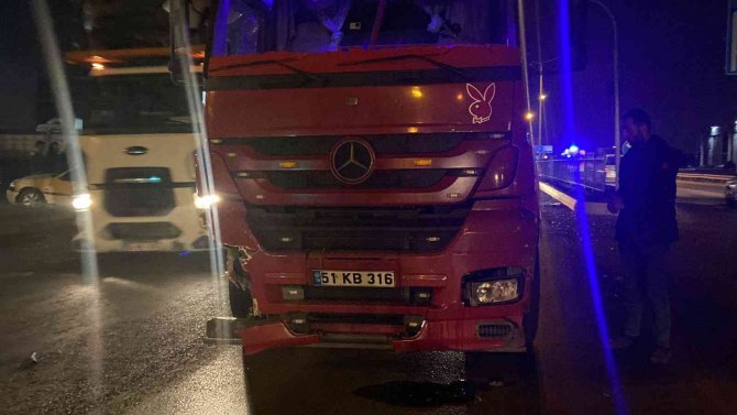 Tır, Otomobilleri Biçti: 3 Yaralı