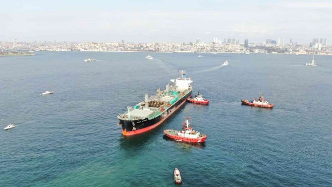 Üsküdar’da Haydarpaşa Limanı Açıklarında Kuru Yük Gemisi Karaya Oturdu