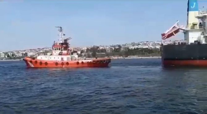 Haydarpaşa Limanı Açıklarında Karaya Oturan Gemi Ahırkapı’ya Demirletildi