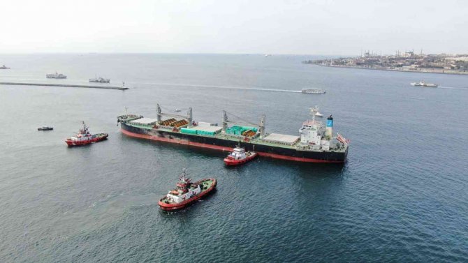 Üsküdar’da Haydarpaşa Limanı Açıklarında Kuru Yük Gemisi Karaya Oturdu