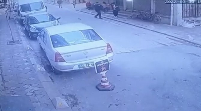 İ̇stanbul’da Sokak Ortasında Sopalı Dehşet: Çocuklarının Gözü Önünde Öldüresiye Dövüp Bayılttı