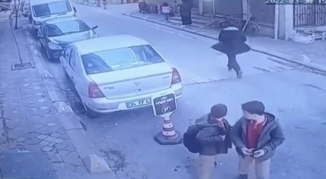 İ̇stanbul’da Sokak Ortasında Sopalı Dehşet: Çocuklarının Gözü Önünde Öldüresiye Dövüp Bayılttı