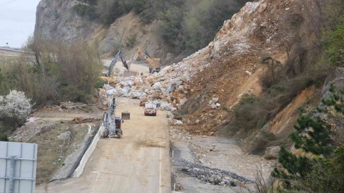 Zonguldak-i̇stanbul Karayolundaki Heyelanı Kaldırma Çalışmaları Sürüyor
