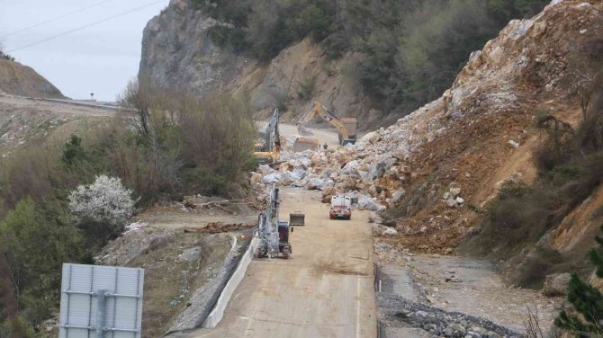 Zonguldak-i̇stanbul Karayolundaki Heyelanı Kaldırma Çalışmaları Sürüyor