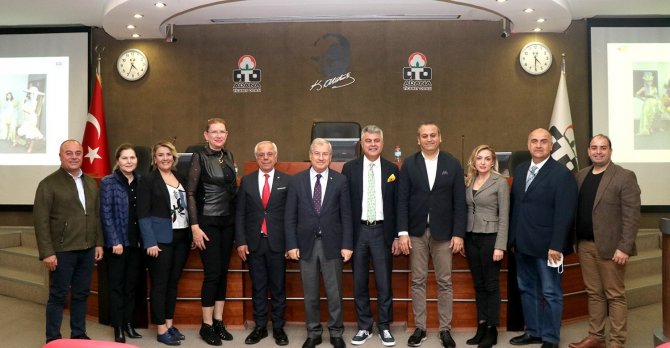 Kortej Kostüm Yarışması’nın Kazananlarına Ödülleri Verildi