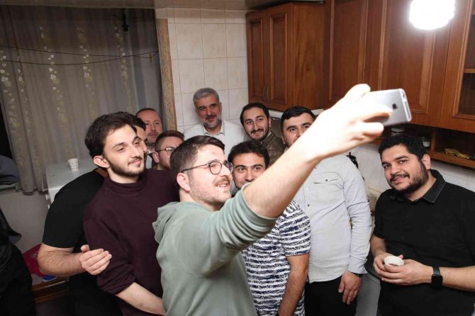 Ak Parti İ̇stanbul İ̇l Başkanı Kabaktepe Öğrencilerle Sahur Yaptı