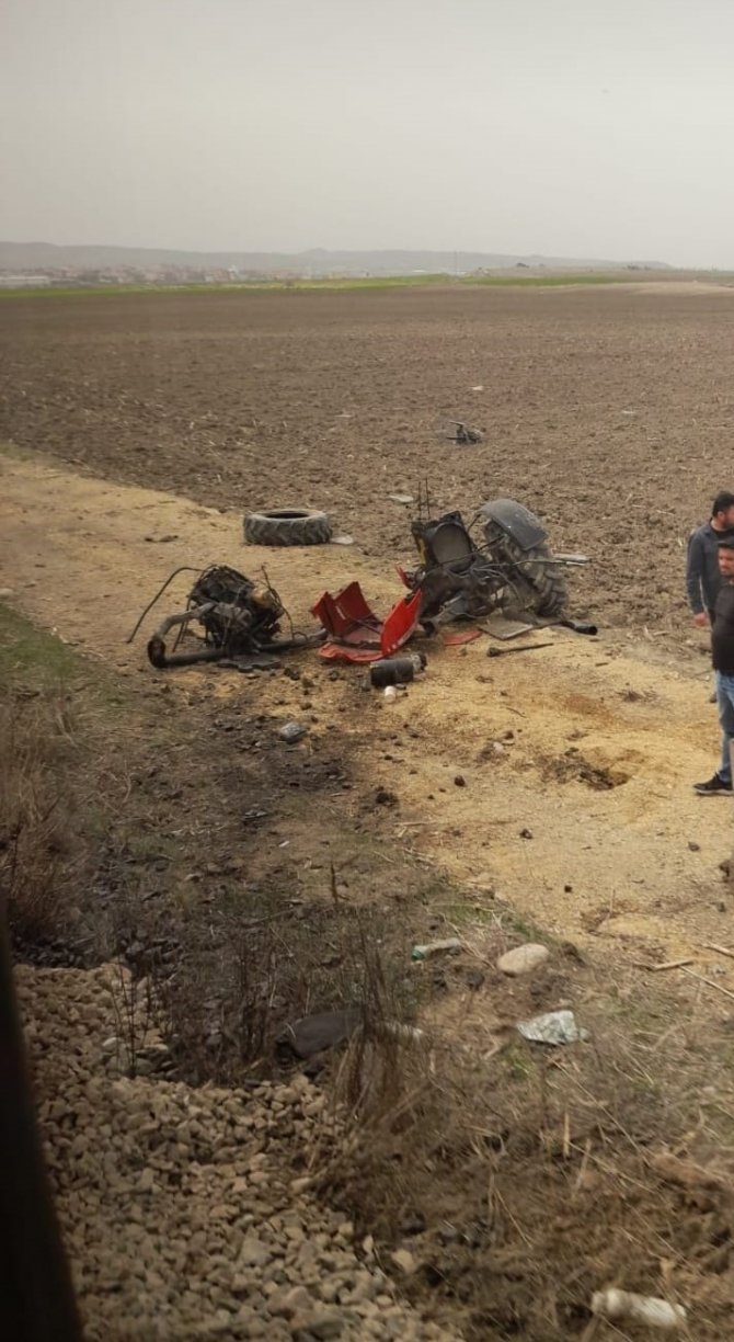Bir Anlık Dalgınlıkla Tren Raylarına Giren Traktör Sürücüsü Canından Oluyordu