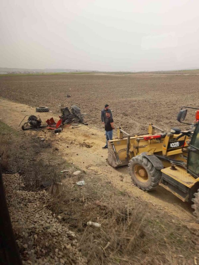 Bir Anlık Dalgınlıkla Tren Raylarına Giren Traktör Sürücüsü Canından Oluyordu