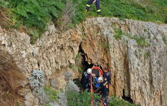 Manzara Keyfi İçin Çıktığı Falezlerden Düştü