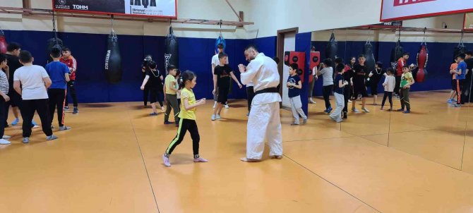 Milli Sporcu Gedik, Hem Müsabakalara Hazırlanıyor Hem De Sporcu Yetiştiriyor