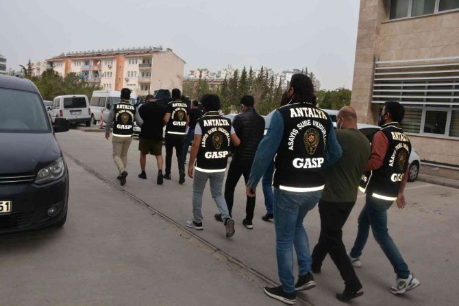 Yabancı Uyruklu Şahısların Aracını "Polis" Diye Durdurup, Eşyalarını Yağmaladılar