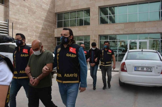Yabancı Uyruklu Şahısların Aracını "Polis" Diye Durdurup, Eşyalarını Yağmaladılar