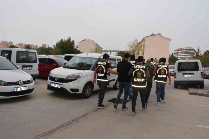Yabancı Uyruklu Şahısların Aracını "Polis" Diye Durdurup, Eşyalarını Yağmaladılar