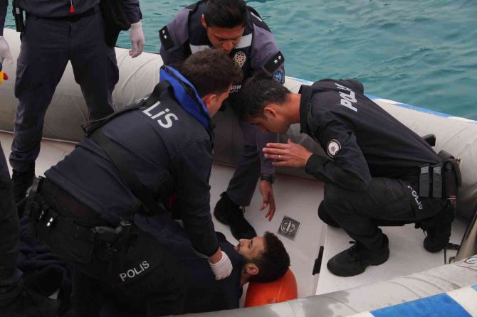 Antalya’da Falezlerden Düşen Üniversite Öğrencisini, Deniz Polisi Kurtardı