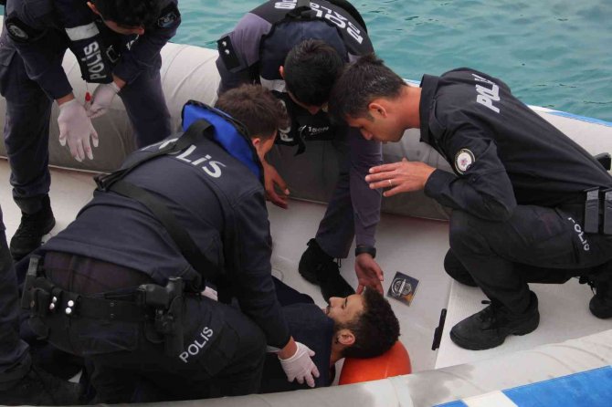 Antalya’da Falezlerden Düşen Üniversite Öğrencisini, Deniz Polisi Kurtardı