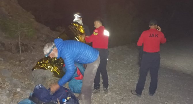 Dağda Mahsur Kalan Hollandalı Turistleri Jak Kurtardı