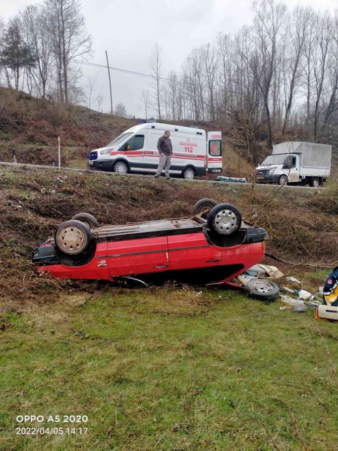 Ayancık’ta Otomobil Şarampole Devrildi: 1 Yaralı