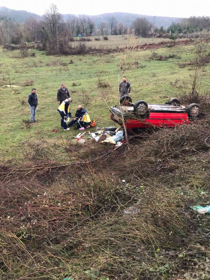 Ayancık’ta Otomobil Şarampole Devrildi: 1 Yaralı
