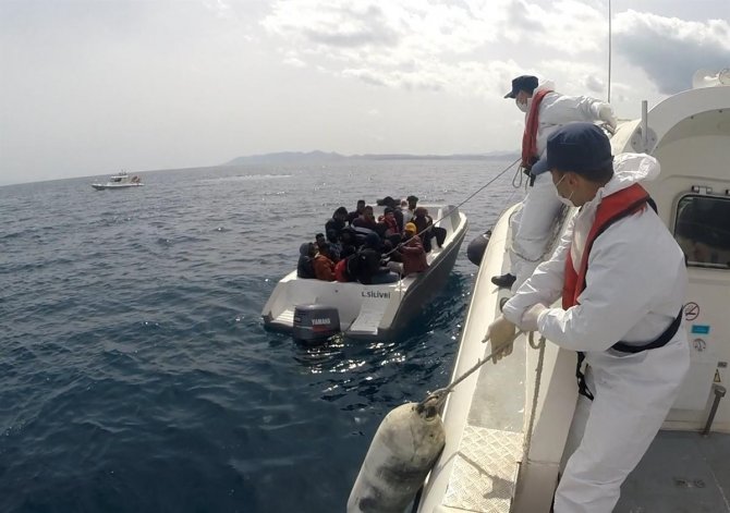 Ayvalık’ta Sahil Güvenlik 30 Göçmeni Kurtardı