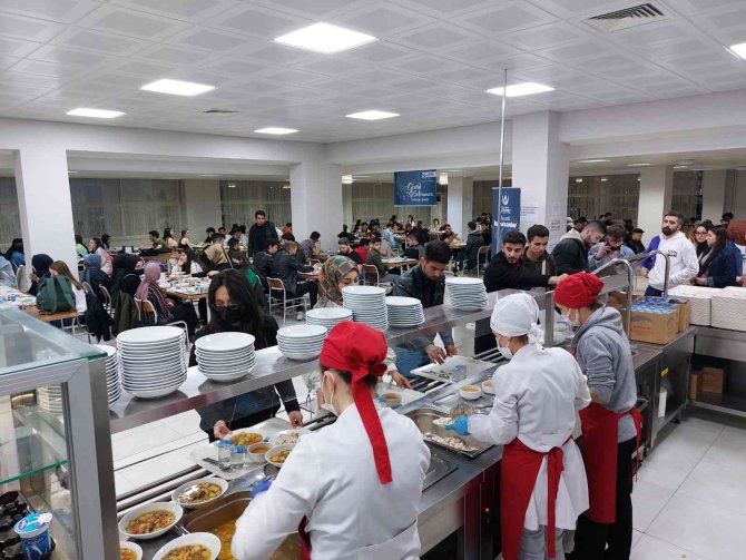 Üniversite Öğrencileri İftar Sofralarında Buluşuyor