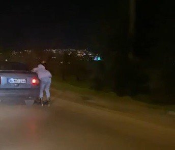 Patenli Gencin Tutunarak Yolculuk Yaptığı Otomobil Trafikten Men Edildi