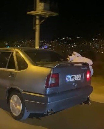 Patenli Gencin Tutunarak Yolculuk Yaptığı Otomobil Trafikten Men Edildi
