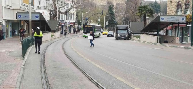 Bursa’da Tehlikeye Davetiye Çıkaran Yayalara Sıkı Takip