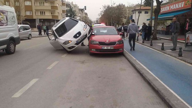 Kaza Yapan Araç Park Halindeki Aracın Üzerinde Asılı Kaldı