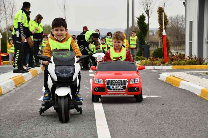 Balıkesir’de Çocuklara Uygulamalı Trafik Eğitimi