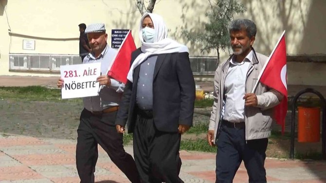 Diyarbakır’da Hdp İ̇l Başkanlığı Önünde 281’nci Aile Evlat Nöbetine Katıldı