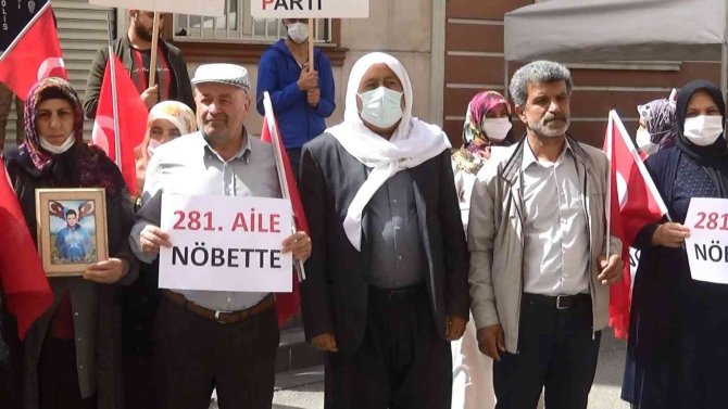 Diyarbakır’da Hdp İ̇l Başkanlığı Önünde 281’nci Aile Evlat Nöbetine Katıldı