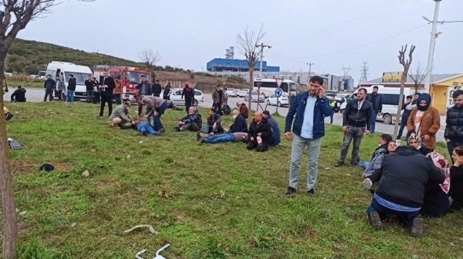 Kocaeli’de Tır Ve Servis Aracı Çarpıştı, Çok Sayıda Yaralı Var