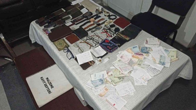 Yüzlerce Kayıp Eşya Sahiplerini Bekliyor