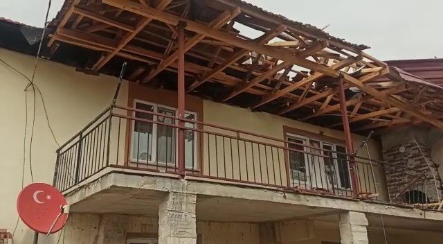 Fırtınanın Uçurduğu Çatı Ortalığı Savaş Alanına Çevirdi