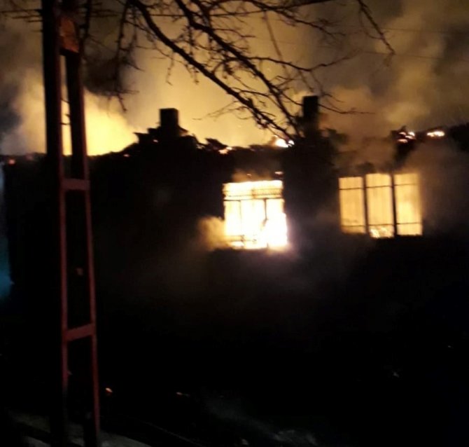 2 Evin Kül Olduğu Alevlerin Arasından Çıkamayan Yaşlı Kadın Hayatını Kaybetti
