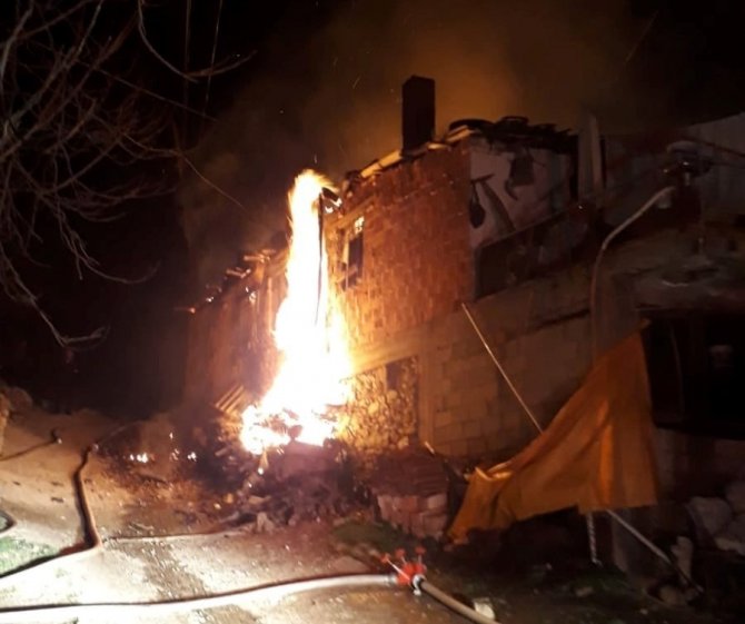 2 Evin Kül Olduğu Alevlerin Arasından Çıkamayan Yaşlı Kadın Hayatını Kaybetti